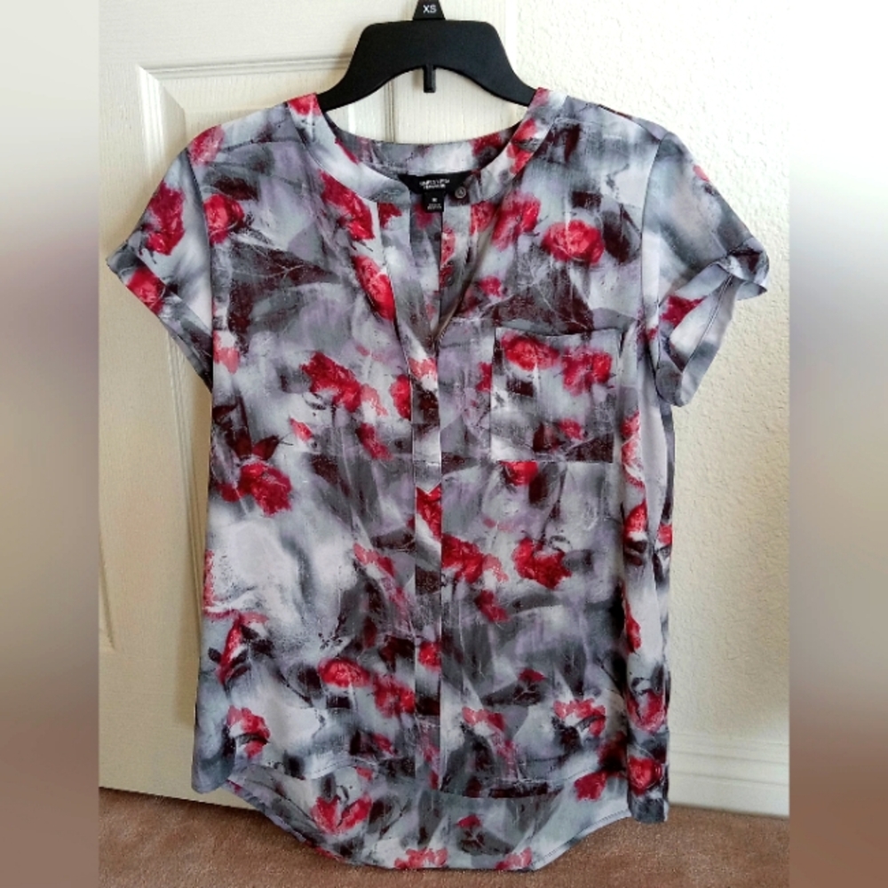 Woman's Vera Wang shirt